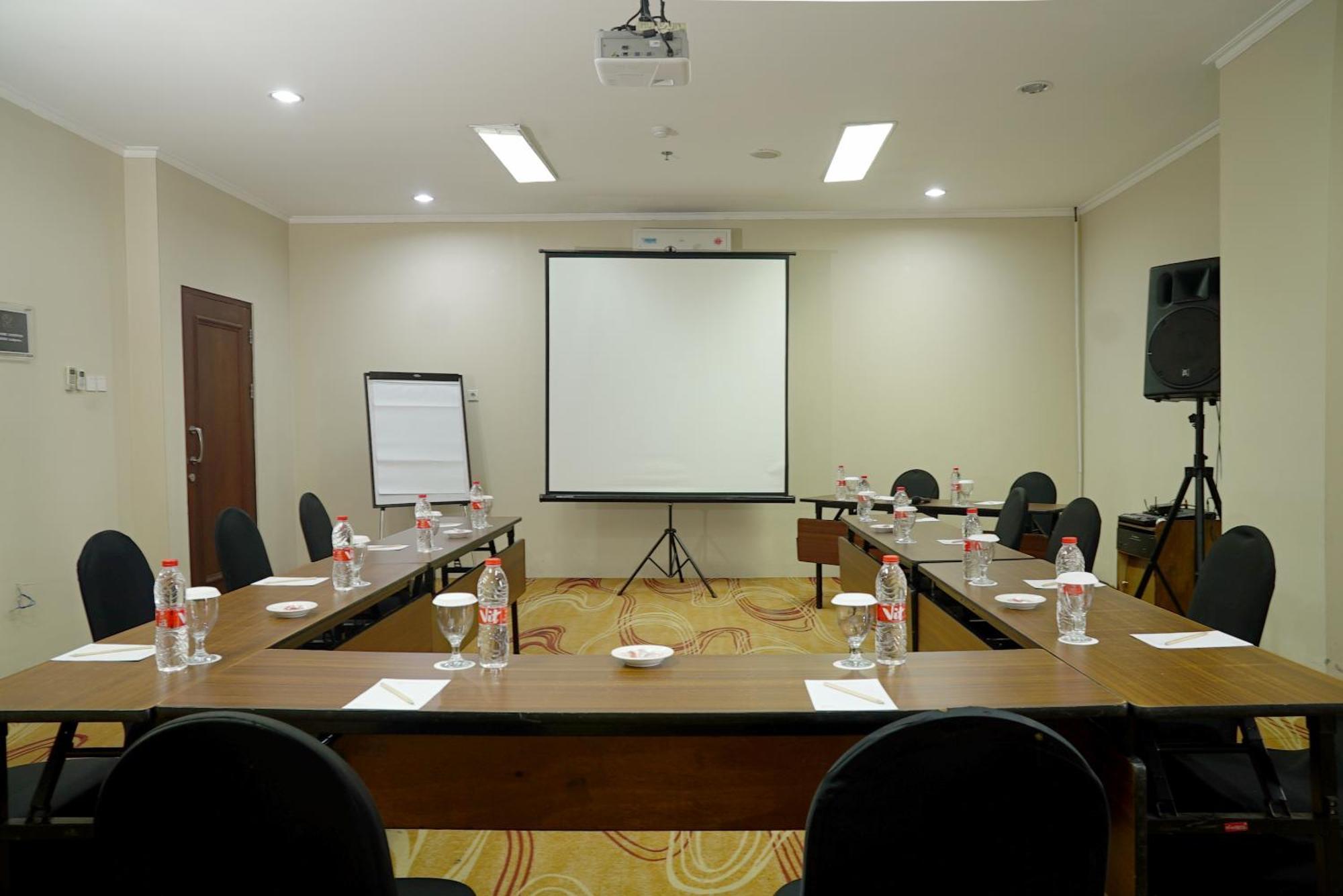 Riss Hotel Malioboro Джокякарта Екстериор снимка