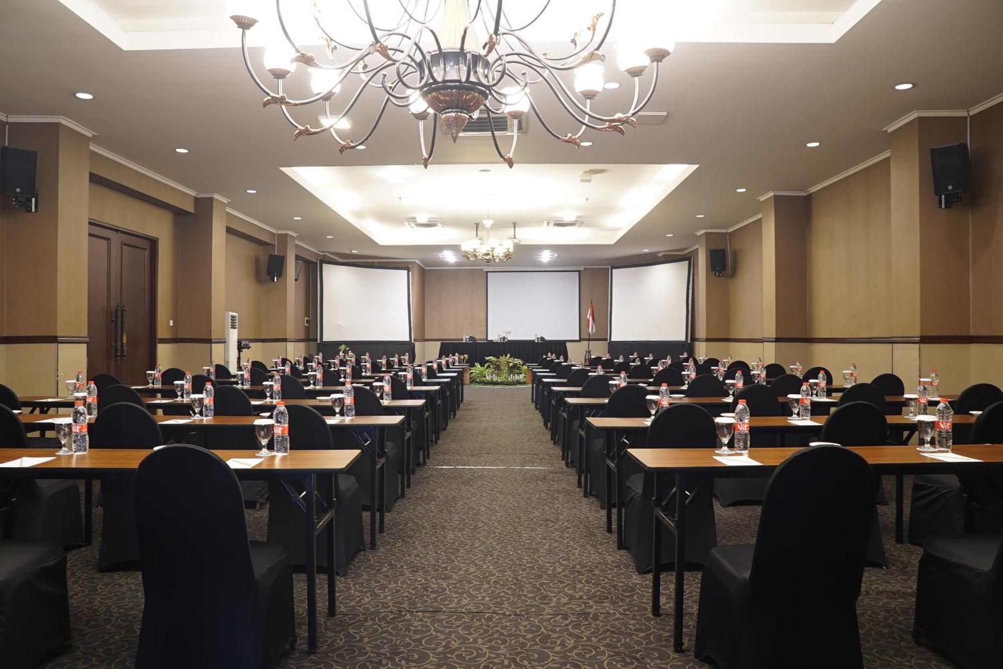 Riss Hotel Malioboro Джокякарта Екстериор снимка